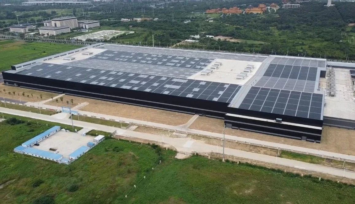 讓我們跟隨新華社，去看看玻璃會發(fā)電的奧秘吧！